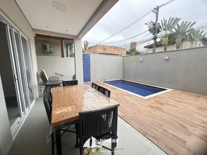 Casa à venda em Juquehy, em condomínio, a 500m da praia.