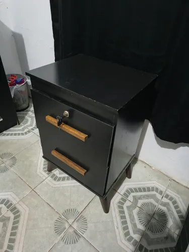 Mesa de cabeceira com chave
