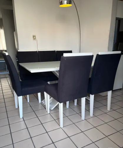 Mesa com tampo de vidro e 6 cadeiras 