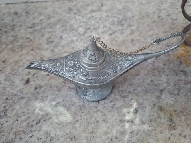Réplica decorativa da lâmpada de aladin na cor prata envelhecida 