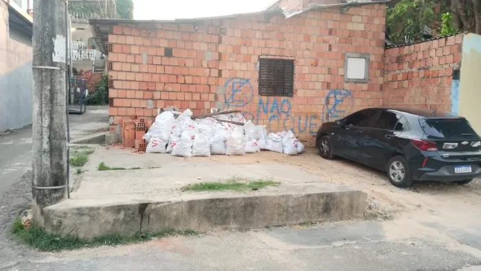 Vendo ou troco terreno que é ótimo para construir apartamento ou uma casa bem grande