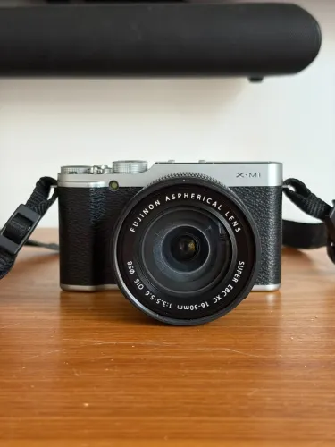 Fujifilm X-M1 com lente Fujinon XC 16-50mm e alça