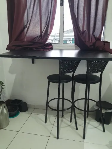 Mesa dobrável sem as banquetas