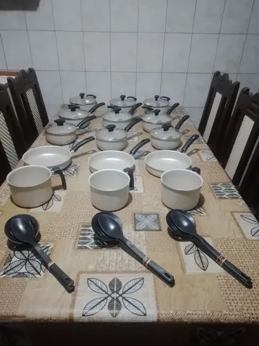 Oportunidade única 3 jogos de panelas com 8 peças cada + kit utensílios