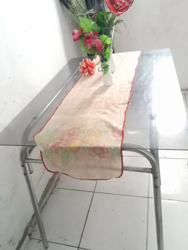 Mesa com tampo de vidro,pernas de aço inox