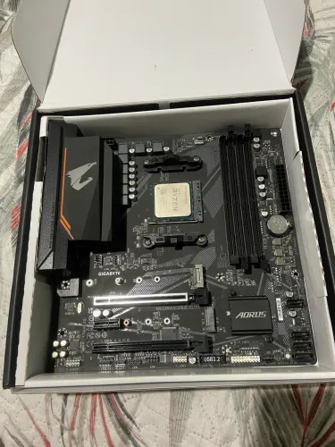 Placa mãe Gigabyte B550M Aorus Elite c/caixa original