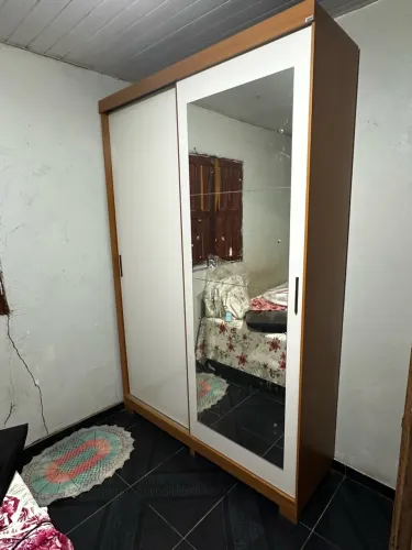 Guarda roupa 2 porta ,um espelho e2gaveta,uma danificada 1500R$