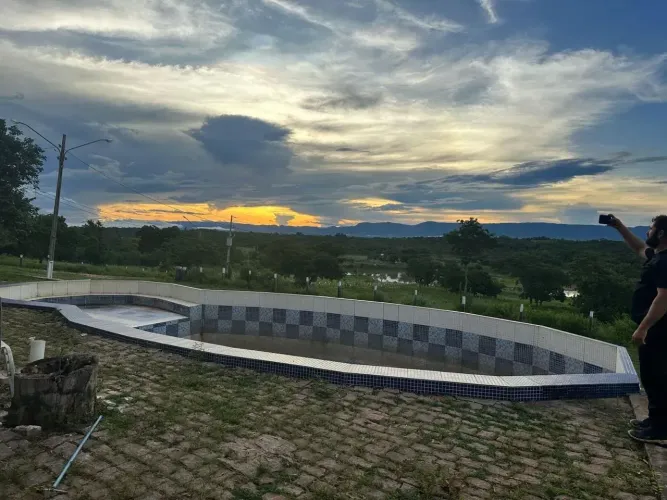 O P O R T U N I D A D E - Fazenda no Muni. de Poconé para pecuária