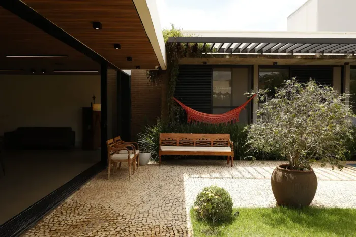 Casa de condomínio para venda tem 360 metros quadrados com 4 quartos