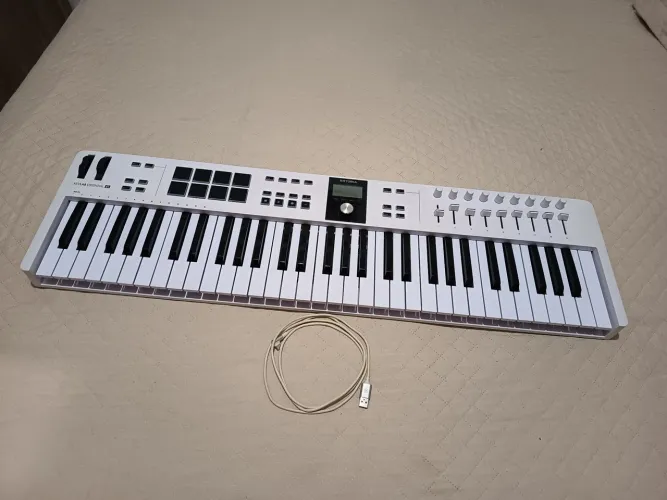 Teclado Controlador Midi USB 61 Teclas Arturia Keylab Essential MK3