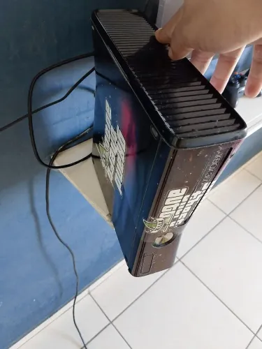 Xbox 360 slim desbloqueado com 2 controles
