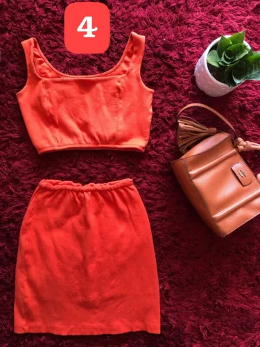 Conjunto em malha canelada com cropped e saia, laranja vibrante