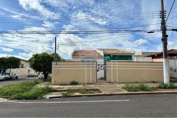 Espaçosa casa na laje com sala ampla com dois ambientes, 2 suítes + 1 quarto, 2 banheiros,