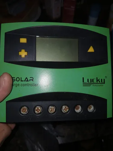 Controlador e carga solar nunca usado.