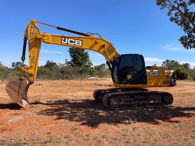 Escavadeira JCB 210plus