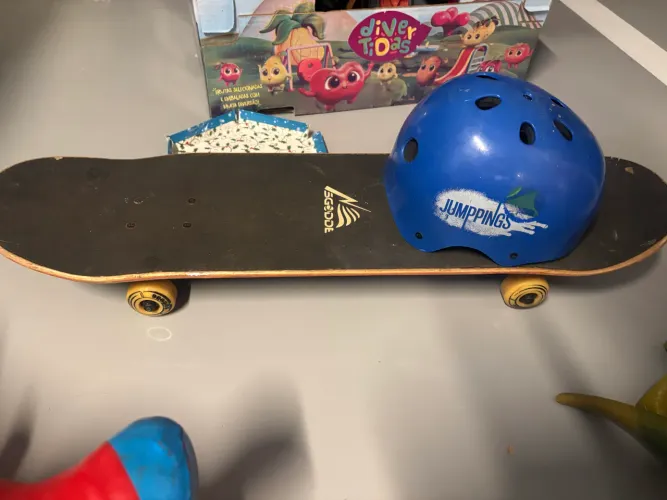 Skate e capacete