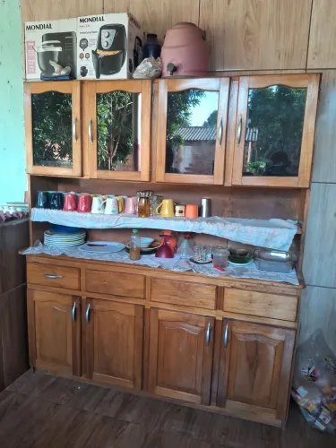 Vende-se esse armário de madeira no valor de 500 reais 