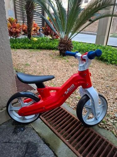 Bicicleta infantil sem pedal excelente estado