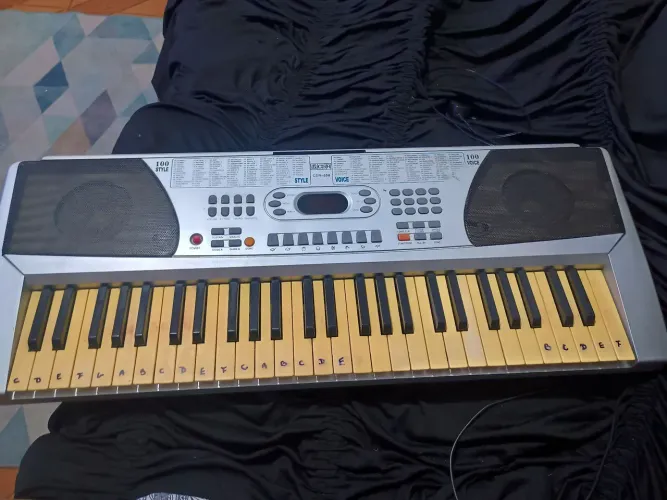 Teclado musical eletrônico ideal para iniciantes
