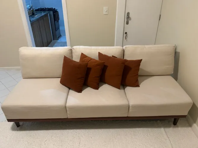 Sofá 3 lugares com mola ensacada + puff