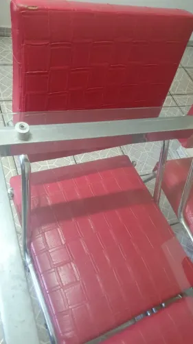 Mesa tampo de vidro com 4 cadeiras com assento em corino vermelho