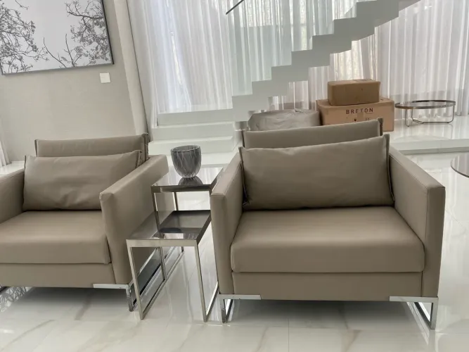 POLTRONA DE ALTO PADRÃO - DESIGN CONTEMPORÂNEO