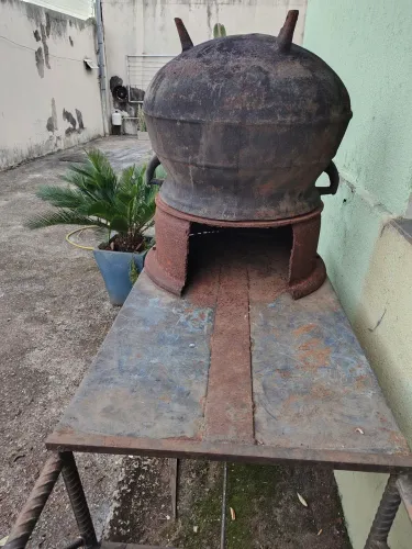Panela grande de ferro antiga