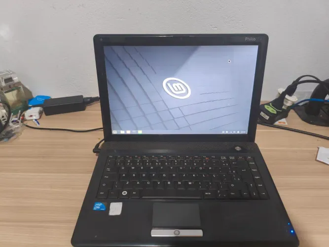 Notebook Philco para trabalhos simples ou para técnicos de informática.