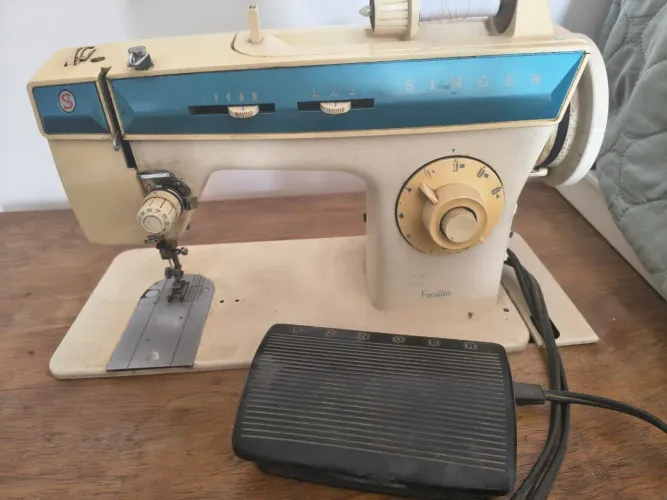 Vende-se Máquina de Costura Singer