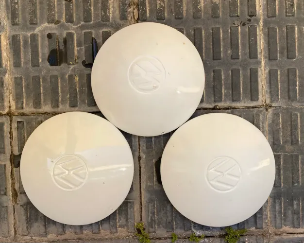 Calota abaulada branca para kombi antiga fusca 5 furos aro 14. Unidade.