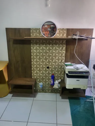 Vende-se PAINEL PARA TV NA MADEIRA E PRATELEIRA DE VIDRO.