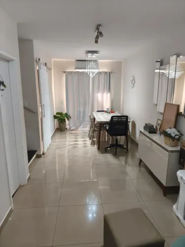 Casa sobrado de 110m² com 03 quartos para locação e venda em condomínio - Vila do Golf