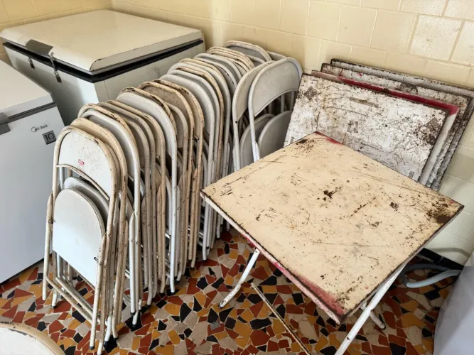Vendo 34 cadeiras e 4 mesas desmontável metal