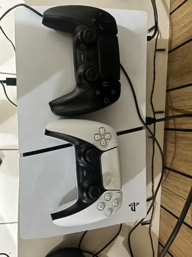 PlayStation 5 Digital Slim + 2 Controles DualSense + Headset HyperX (Excelente Estado!)