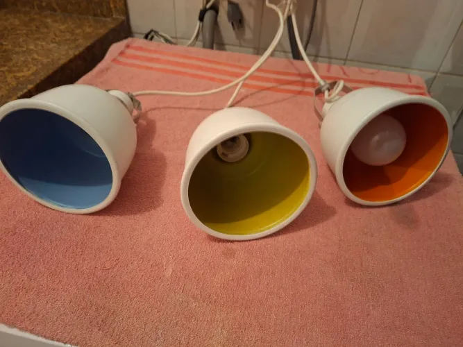 Luminária de teto pendente tripla de estilo contemporâneo e descontraído.