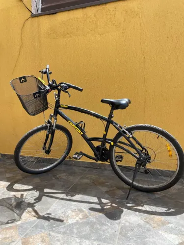 Bicicleta Caloi Confort equipada com cestinha
