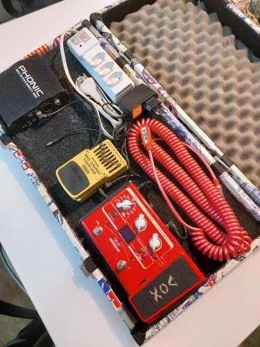 Case com Pedaleira VOX Bass, Pedal Equalizador Bass, fonte e cabo aspiral VOX.