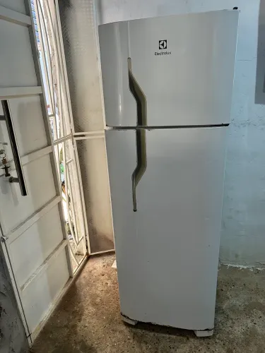 Geladeira ( funcionando somente a parte de cima 