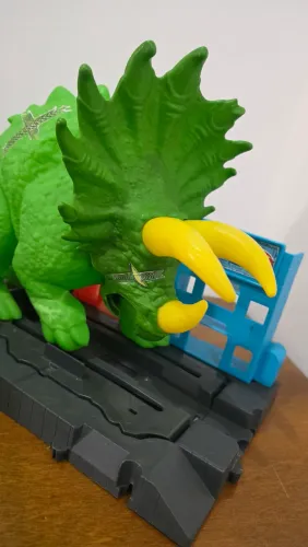 Hot Wheels City Ataque de Triceratops