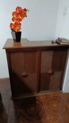 Barzinho em madeira .