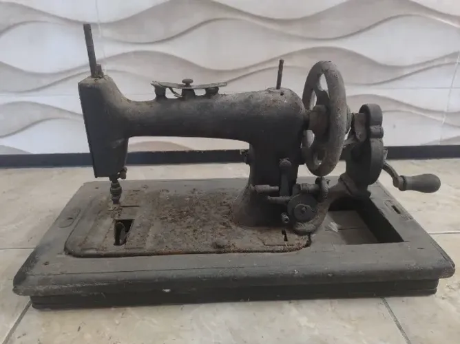 Máquina de costura antiga (vintage)