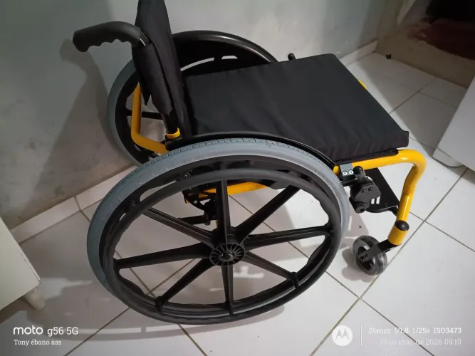 Vende cadeira de rodas monobloco 40x42 nova sem uso, estou. Valor 1500.00 reais