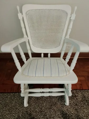 Cadeira de balanço p quarto de bebê 