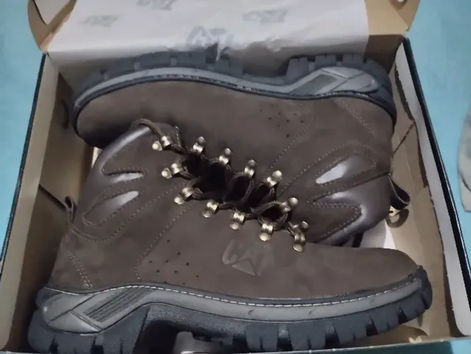 Bota Linda Caterpillar. Nova Lacrada aberta apenas para conferência. 43