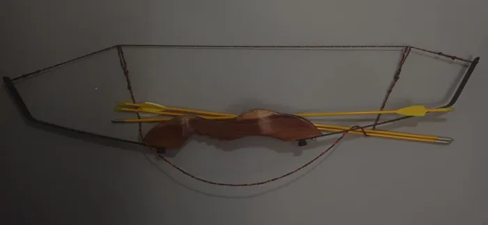 Arco e flecha de madeira com 3 flechas