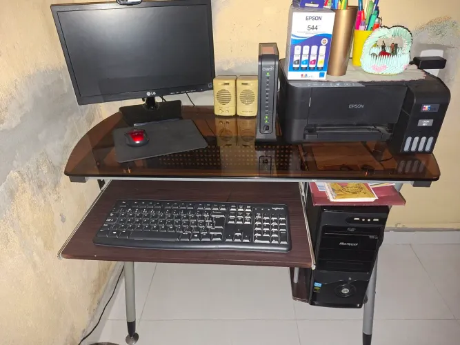 Computador de Escritório com Mesa Metálica Compacta e Bandeja Retrátil para Teclado