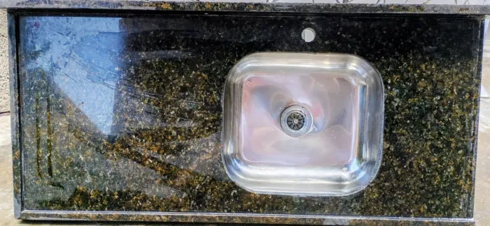 Pai de cozinha em granito verde Ubatuba