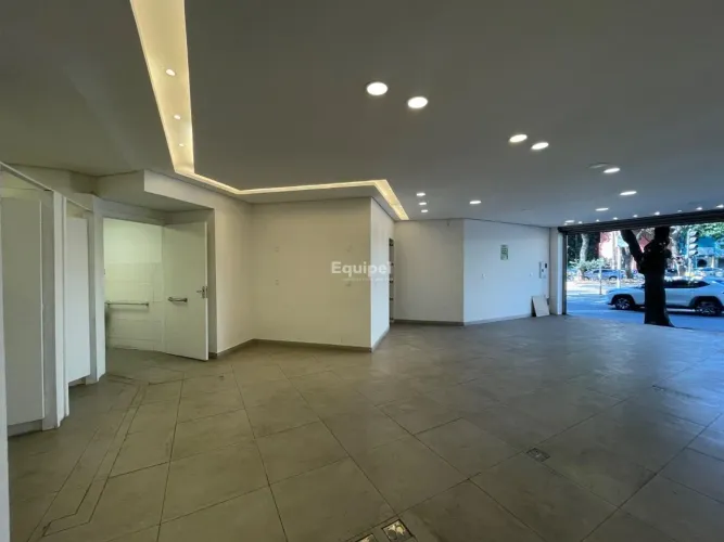 Loja Comercial de 210m² para Alugar na Savassi | 70m² de Loja + Subsolo