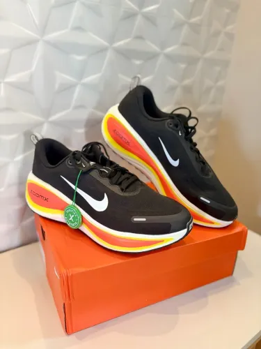 Tênis Nike Vomero Plus