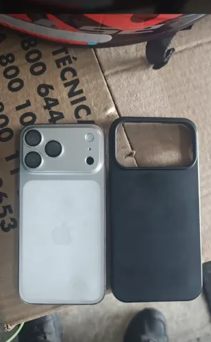 iPhone 14 Pro Max com a traseira do 17 pro Max 